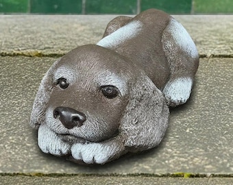 Statua di Spaniel in cemento fatta a mano, scultura di cane addormentato, statuetta di cucciolo di Spaniel in pietra, decorazione da giardino per cani in cemento, ornamento commemorativo per animali domestici, regalo per amanti dei cani.