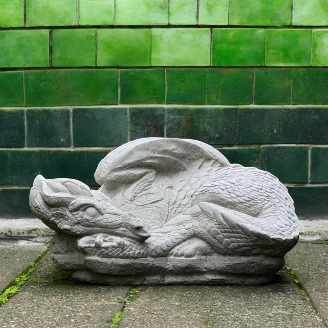 コンクリート製のカールしたドラゴンの置物 石造りのファンタジーの