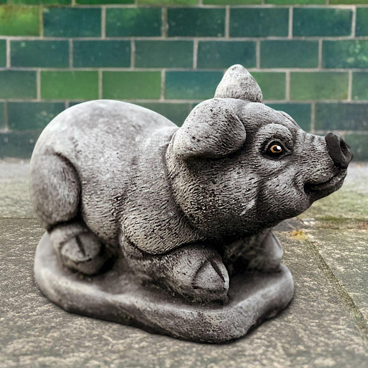 コンクリート製の座った豚の彫刻 セメント製の豚のフィギュア 屋外の