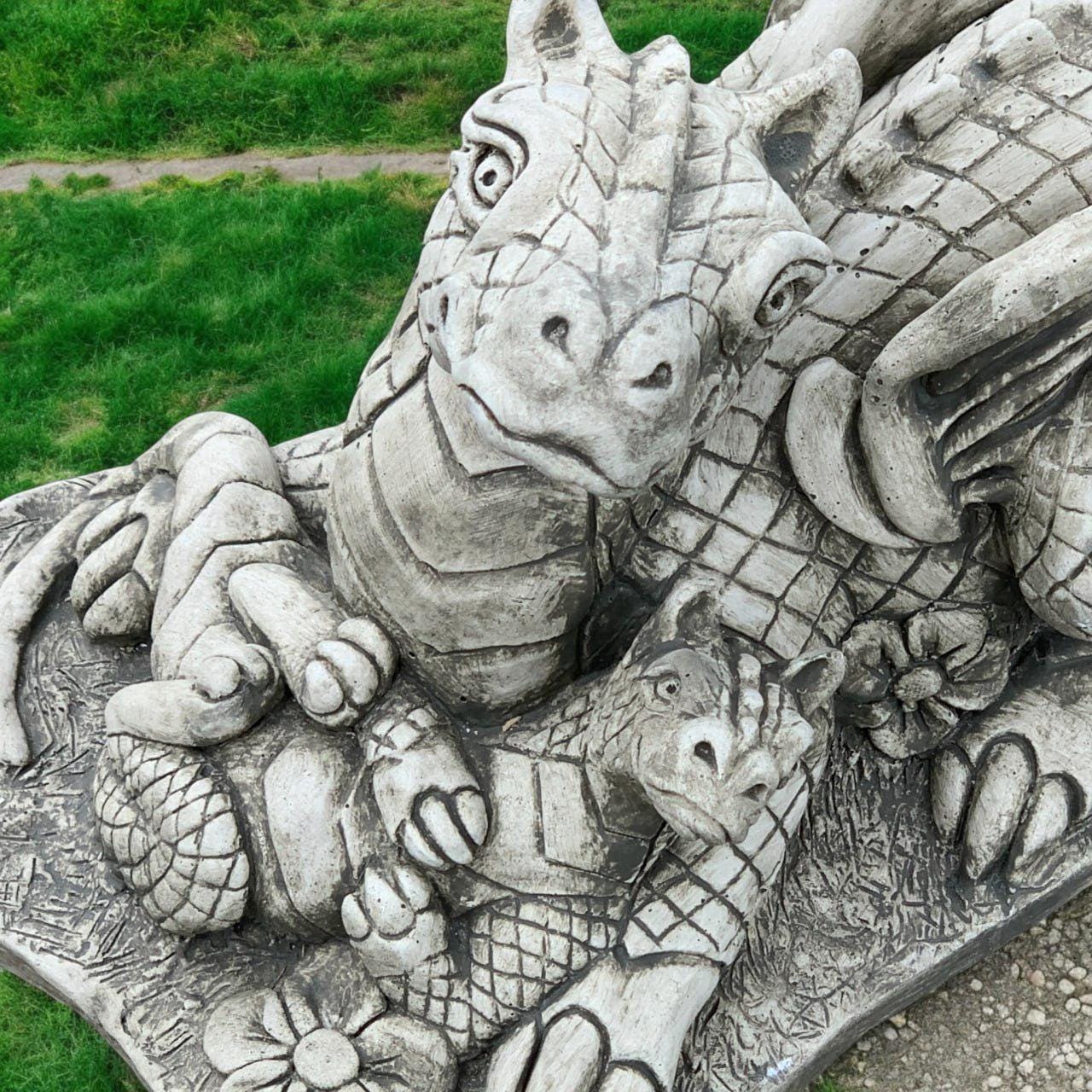 コンクリート製のドラゴンの家族の像 石造りの母と子のドラゴンの置物