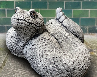 石の蛇の像、セメント製の蛇の彫刻、とぐろを巻いた蛇の庭の装飾、神秘的な爬虫類の飾り、屋外用の蛇の置物、自然の庭の芸術