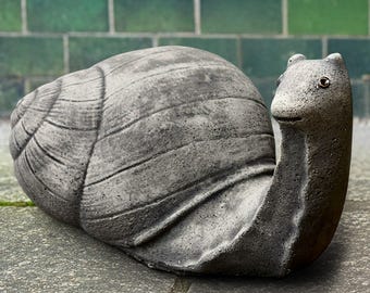 小さなカタツムリの像 屋外の野生動物の置物 コンクリートの庭の装飾