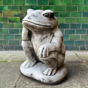 Sitting frog sculpture Concrete amphibian figurine Outdoor frog figurine Yard ornament Toad decoration Front door statue Handmade frog Gift