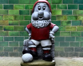 Voetbal kabouter sculptuur betonnen kabouter standbeeld handgemaakte sport kabouter ornament stenen kabouter beeldje buiten tuin decor voetbalfan cadeau