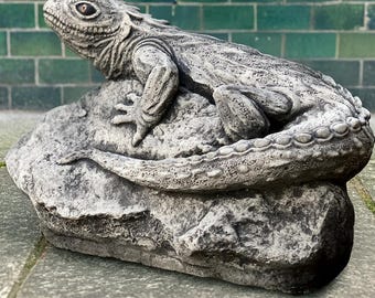 コンクリートのトカゲの彫刻 屋外爬虫類の像 石の動物の飾り 岩の上の