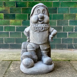 Spieler Fußballzwergskulptur Betonsportfigur Outdoor Fußballstatue Steinspielerzwergdekoration Rasenverzierung Gnomliebhabergeschenk