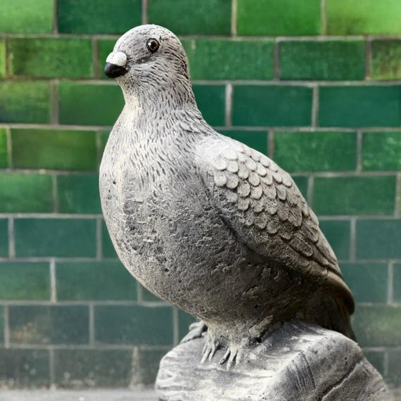 コンクリートの鳩の像 石の平和な鳥の彫刻 手作りの鳩の置物 屋外の