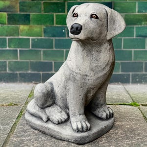 Concrete Labrador statue Garden dog memorial decor Cement Retriever figurine Outdoor pet sculpture Realistic dog ornament Dog lover gift