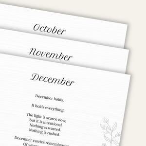 Op de afbeelding: Drie witte papieren vellen met de maanden oktober, november en december in elegant zwart schrift. Het decembervel bevat een gedicht en een delicate bloemenillustratie.