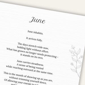Op de afbeelding: Een witte pagina met het woord "June" in sierlijk schrift bovenaan. De tekst bevat poëtische regels over de maand juni, met een bloemenillustratie in de hoek.