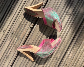 Zuecos vintage Miss Sixty de plataforma de madera – Zuecos Y2K de piel metalizada rosa y verde