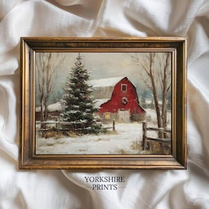 Puede incluir: Pintura enmarcada de un paisaje invernal con un granero rojo, nieve y un árbol de Navidad. La obra de arte está en un marco dorado. El texto "YORKSHIRE PRINTS" es visible en la parte inferior.
