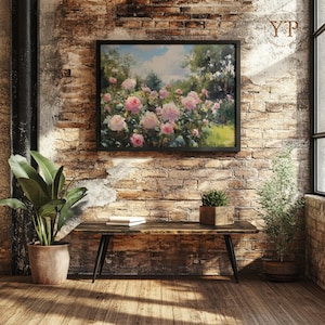 Puede incluir: Una pintura enmarcada de un jard&iacute;n con rosas rosadas en flor. La pintura est&aacute; colgada en una pared de ladrillo con un banco de madera delante. Hay plantas en macetas a ambos lados del banco.
