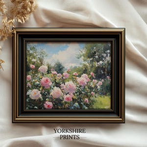 Puede incluir: Una pintura enmarcada que representa una escena de jard&iacute;n con rosas rosadas en flor. La pintura est&aacute; ambientada en un fondo de exuberante follaje verde y un cielo azul con nubes blancas.