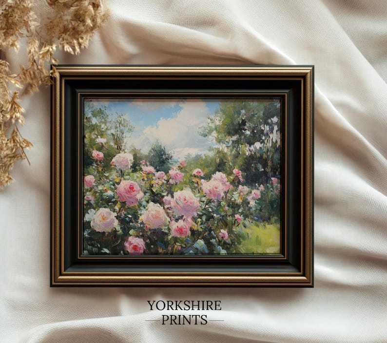 Puede incluir: Una pintura enmarcada que representa una escena de jard&iacute;n con rosas rosadas en flor. La pintura est&aacute; ambientada en un fondo de exuberante follaje verde y un cielo azul con nubes blancas.