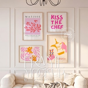 Puede incluir: Una maqueta con cuatro impresiones artísticas enmarcadas con diseños abstractos y texto, incluyendo "MATISSE" y "KISS THE CHEF". Las impresiones están en marcos de madera, exhibidas sobre un sofá blanco con una manta y almohadas. Una lámpara de araña negra cuelga encima.