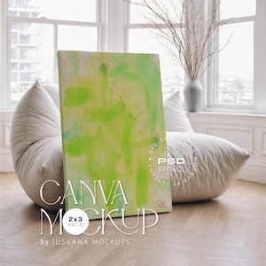 Puede incluir: Una maqueta de lienzo con una proporción de 2x3, que presenta un diseño abstracto vibrante en verde y amarillo. El lienzo está apoyado contra un puf en una habitación luminosa y aireada. El texto "CANVA MOCKUP" se muestra en el lienzo.