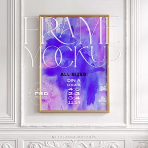 Puede incluir: Maqueta de impresión artística enmarcada en oro con un diseño de acuarela en tonos morados y azules. El texto "FRAME MOCKUP" se muestra en la parte superior, con "ALL SIZES!" y varias relaciones de aspecto. La imagen está sobre una pared blanca.