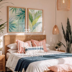 Puede incluir: Interior de dormitorio con cama, almohadas y dos estampados botánicos enmarcados. Los estampados presentan hojas de palmera en acuarela en tonos verdes y azules. La cama tiene un cabecero tejido y está cubierta con ropa de cama blanca y una manta azul. El texto "FRAME MOCKUP" es visible.