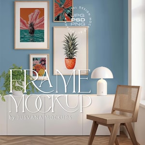 Puede incluir: Una maqueta de habitación con impresiones artísticas enmarcadas con diseños de piña y flores, un armario blanco, una silla de madera y una lámpara blanca. La pared está pintada de color azul claro. Se muestra el texto "FRAME MOCKUP".
