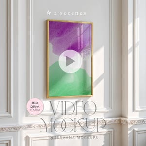 Puede incluir: Maqueta de video enmarcada con un marco dorado, que muestra un diseño de acuarela en morado y verde. El marco cuelga de una pared blanca con molduras decorativas. El texto "VIDEO MOCKUP" se muestra debajo.