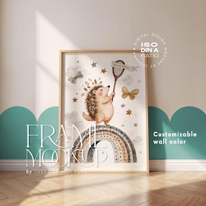 Puede incluir: Una impresión en acuarela enmarcada que presenta un erizo con una red de mariposas sobre un arcoíris. La obra de arte incluye mariposas, estrellas y el texto "HELLO SPRING". El marco es marrón claro.