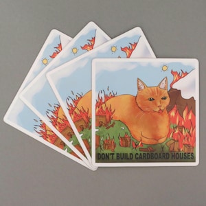 Imán de gato naranja/jengibre con el lema "No construyas casas de cartón". Imán de gato divertido.