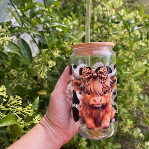 Highland Cow Glass Can – Cute Leopard Bowtie Iced Coffee Cup with Bamboo Lid & Straw – Western Boho Tumbler, Perfect Gift for Her!