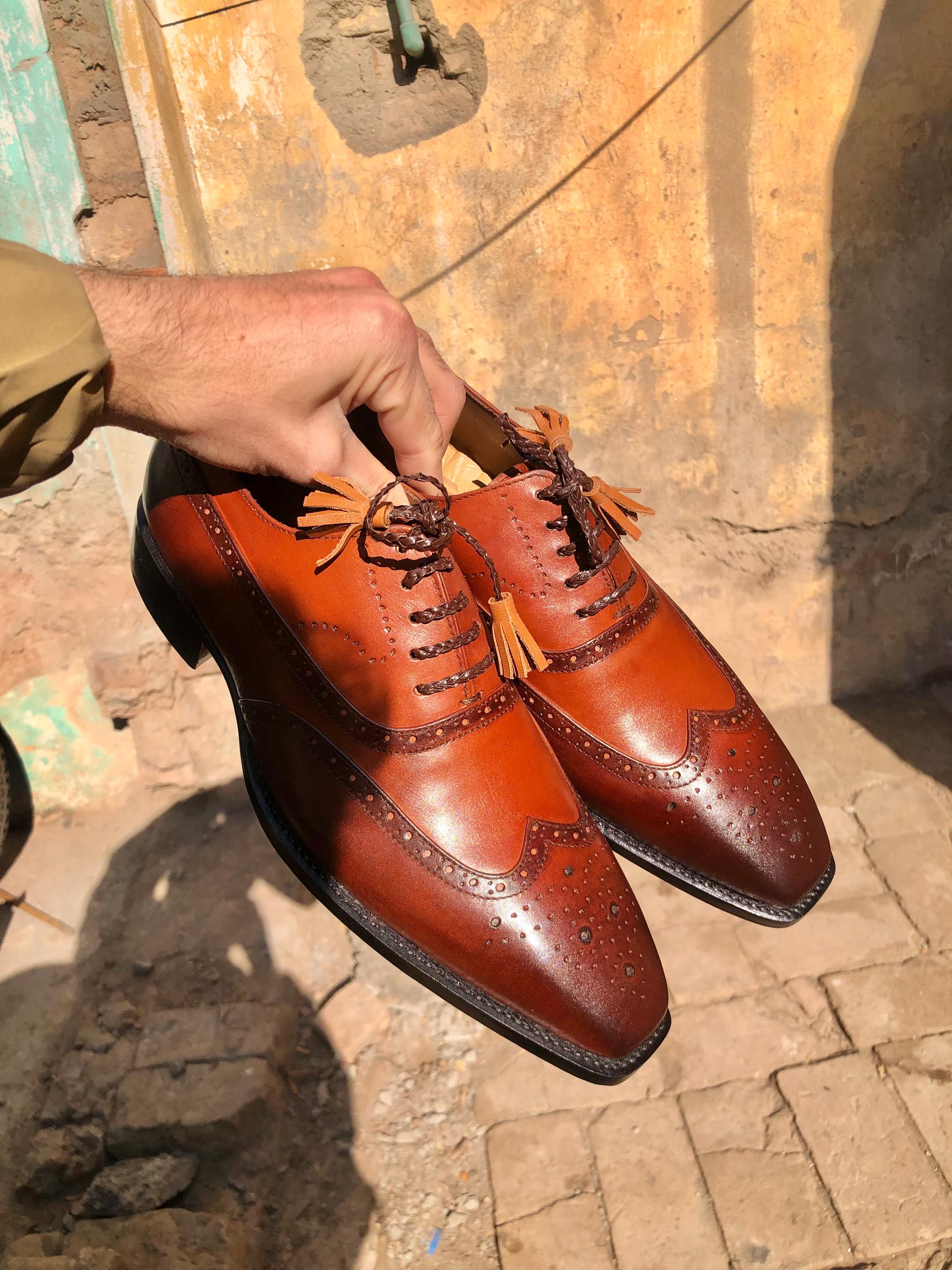 Scarpa brogue Oxford da uomo in pelle bicolore marrone chiaro e crema, fatta a mano, scarpa da lavoro da sera - Italia Scarpa brogue Oxford da uomo in pelle bicolore marrone chiaro e crema, fatta a mano, scarpa da lavoro da sera - Italia