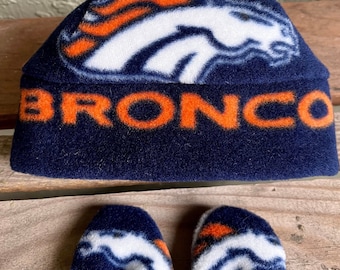 Denver Broncos Newborn Baby Fleece Hat & Mittens Gift Set