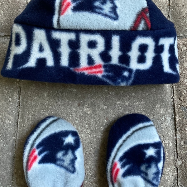 New England Patriots Newborn Baby Fleece Hat & Mittens Gift Set