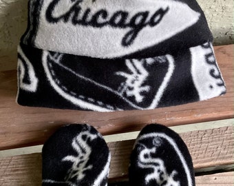 Chicago White Sox Newborn Baby Fleece Hat & Mittens Gift Set