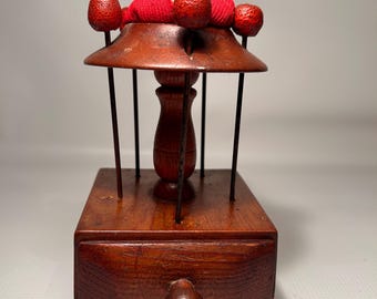 Vtg. Antike Viktorianische Ära Nähkasten Holzschublade Nadelkissen Spulen Aufbewahrung Nähen Organizer Nadeln Knöpfe Spätes 1800 bis frühes 2000 Jahrhundert