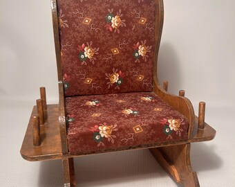 Vtg. Retro Nähgarnrollenhalter Nadelkissen Schaukelstuhl Scherenhalter Holz Stoff Floral