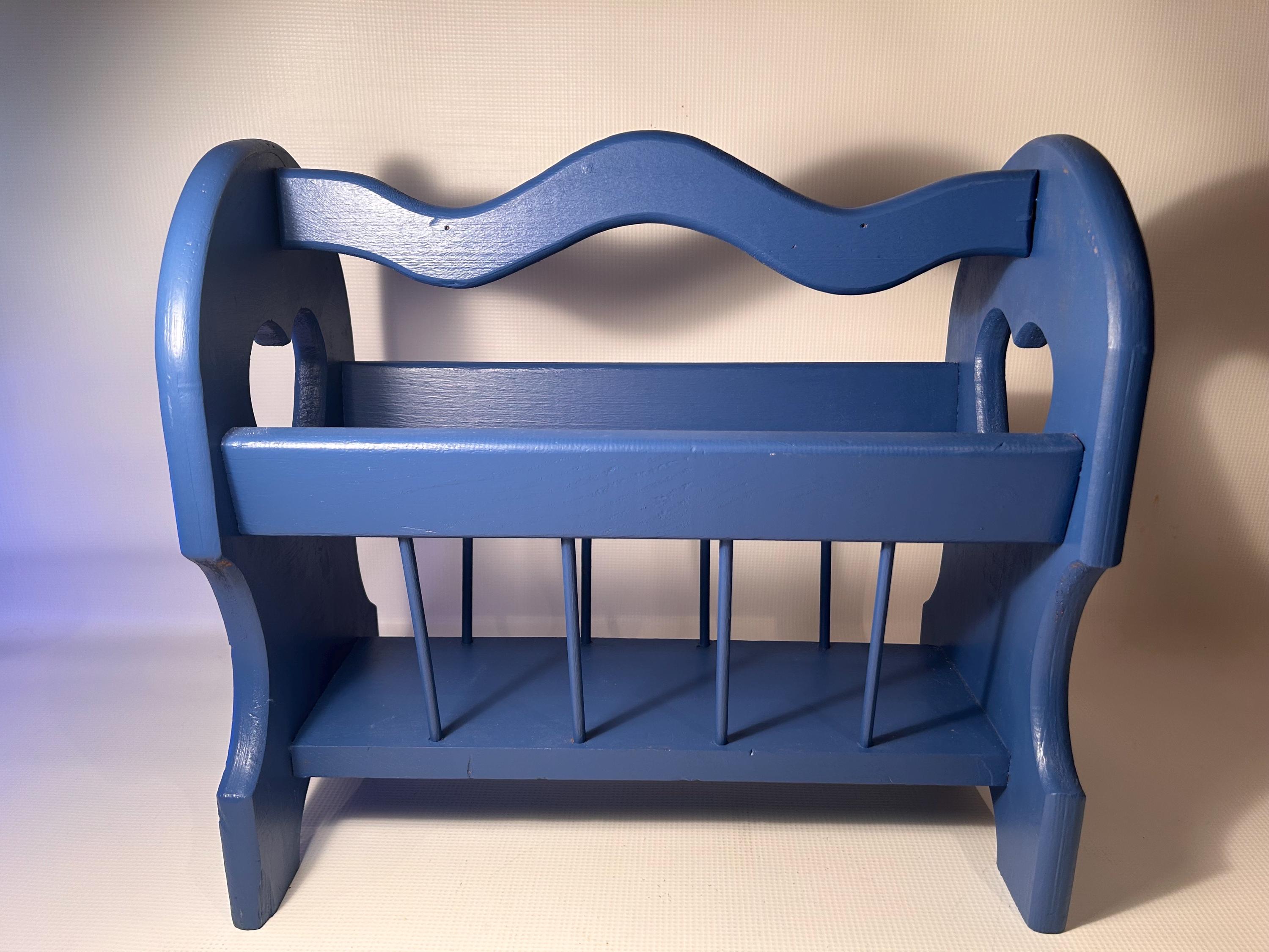 ヴィンテージブルーハートマガジンラック：ペイントされた木製の本棚