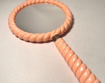 Espejo de mano vintage de lucita rosa, con asa retorcida, decoración de tocador de mediados de siglo
