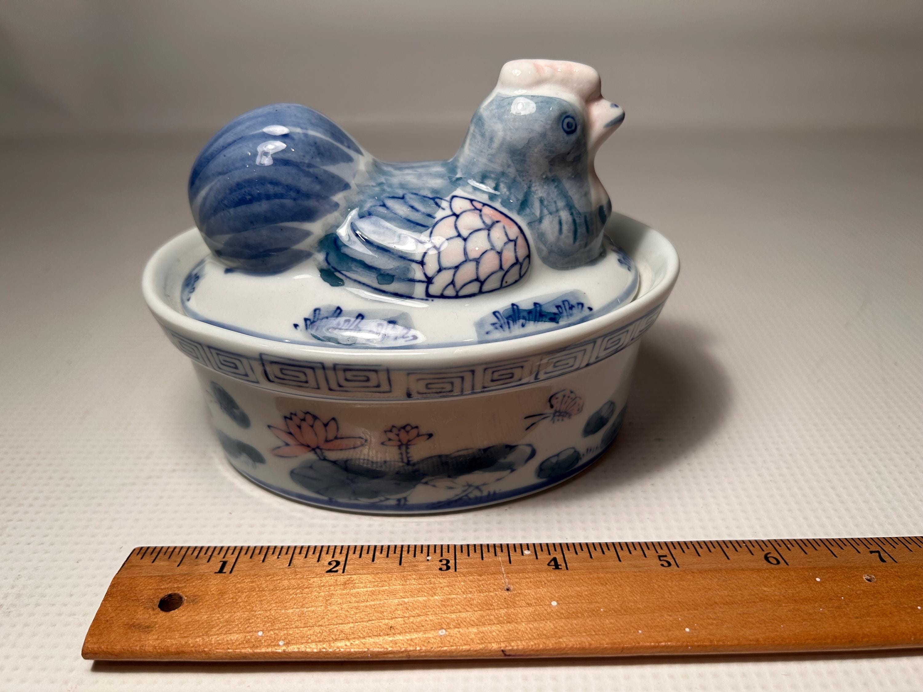 ヴィンテージ磁器製巣皿の上の鶏：青と白の小物入れ - Etsy 日本