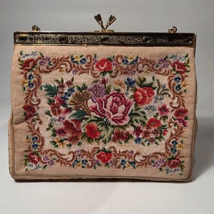 Bolso de noche vintage de punto petit point, tapiz y bordado. Cosido a mano. Diseño floral.