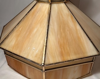 Lámpara colgante de cristal esmaltado estilo Tiffany vintage, luminaria de techo de vidrieras color caramelo y crema, iluminación retro de mediados de siglo.