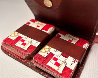 Vtg. Spielkarten mit braunem Lederetui Schnappverschluss Zwei Decks Nautisches Thema Maritime Symbole