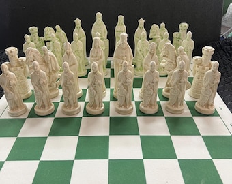 Juego de ajedrez renacentista de cerámica, hecho a mano, pintado en un lavado de color verde y pergamino con múltiples capas de esmalte transparente.