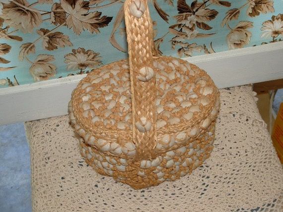 Vtg Handwoven Natural Reeds and Seashell Basket/B… - image 5