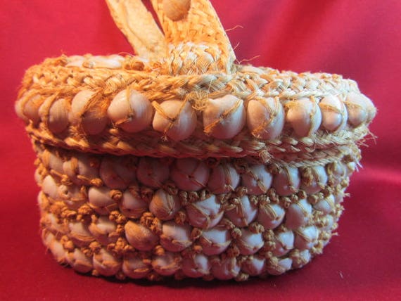 Vtg Handwoven Natural Reeds and Seashell Basket/B… - image 3