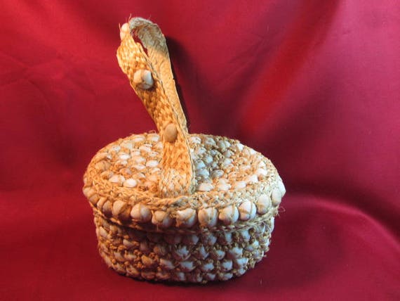 Vtg Handwoven Natural Reeds and Seashell Basket/B… - image 2