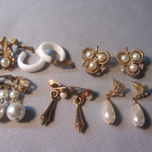 VINTAGE CLASSY FAUX PEARLS SMALL SIZE SIGNED SILVER GOLD OVERLAY BOLD