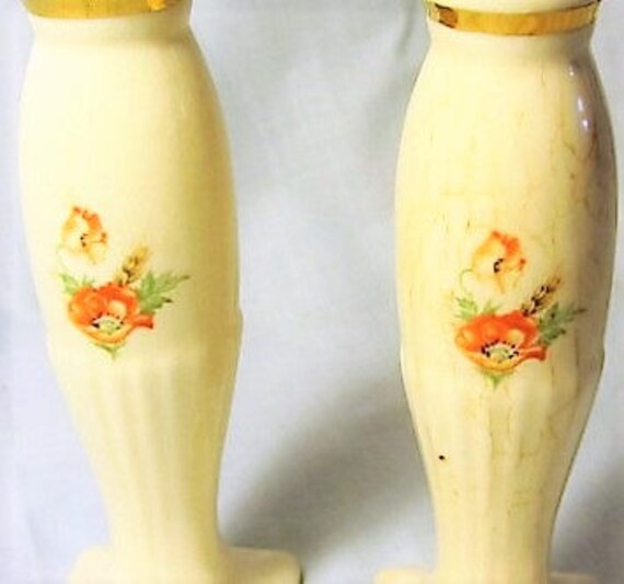 Art Deco Salt And Pepper Featuring Poppy/'s Vintage Shakers Cream Color Shakers with Poppy/'s Vintage Poppy Salt and Pepper Shakers