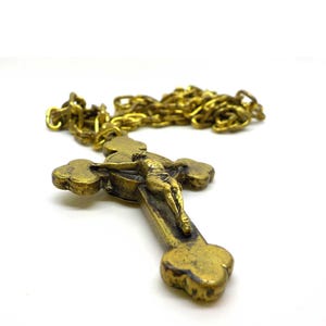 Cruz Trilobulada de  Bronce con relicario en la parte trasera y cadena. VS227