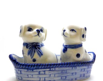 Juego de sal y pimienta. Perros de porcelana de Delft en cesta. VS41