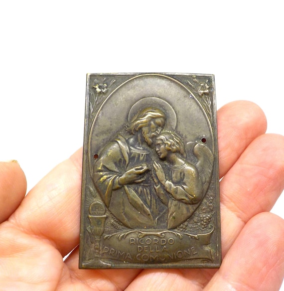 Placa de metal con relieve religioso. Recuerdo de la primera comunión. VS192