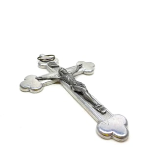 Crucifijo de aluminio con cruz trilobulada. VS135